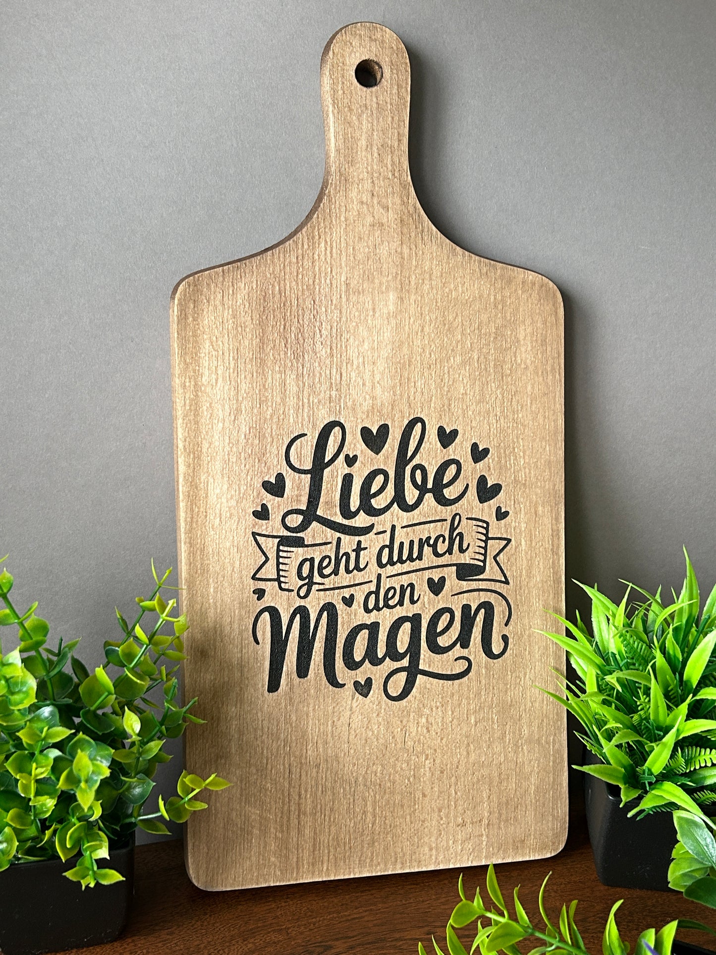 Lasergravur-Shop24 Schneidebrett aus Buchenholz, Naturholz Hell, 40 x 18 x 1,5 cm, Rechteckig mit Griff, Handgefertigt mit Lasergravur(Liebe geht durch den Magen), für Brot und Küche, Premium Holzbeize behandelt