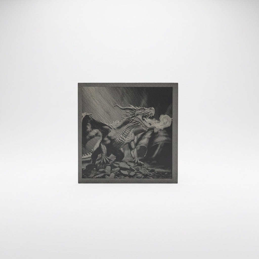Schieferuntersetzer mit Drachen Gravur, Naturschiefer, Quadratisch, 10 x 10 cm, Schwarz-grau, 4er-Set, Dekorative Drachenmotive, Glatte Kanten