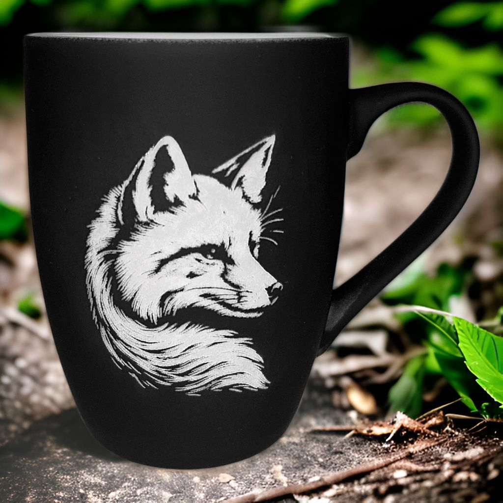 Tasse mit Gravur/auf Wunsch auch mit Text/gummierte Oberfläche/Farbe Schwarz/Porzellan/Personalisiert/Geschenk/mit Verschiedenen-Motiven in Geschenkverpackung/ Hobby