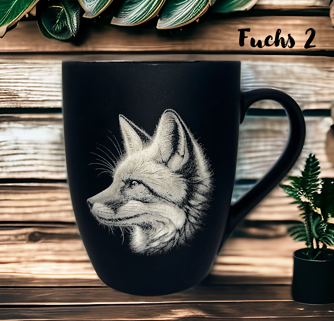 Tasse mit Gravur/auf Wunsch auch mit Text/gummierte Oberfläche/Farbe Schwarz/Porzellan/Personalisiert/Geschenk/mit Verschiedenen-Motiven in Geschenkverpackung/ Hobby