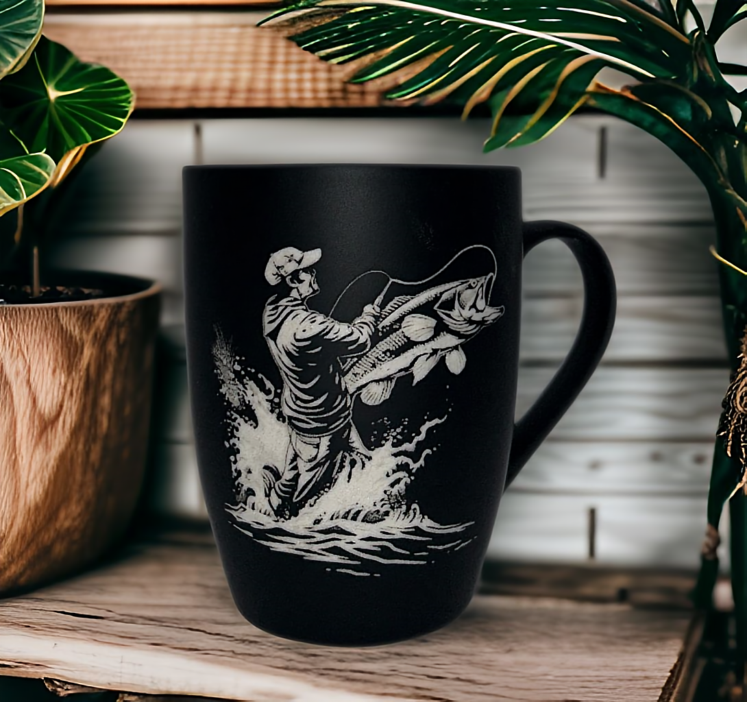 Tasse mit Gravur/auf Wunsch auch mit Text/gummierte Oberfläche/Farbe Schwarz/Porzellan/Personalisiert/Geschenk/mit Verschiedenen-Motiven in Geschenkverpackung/ Hobby