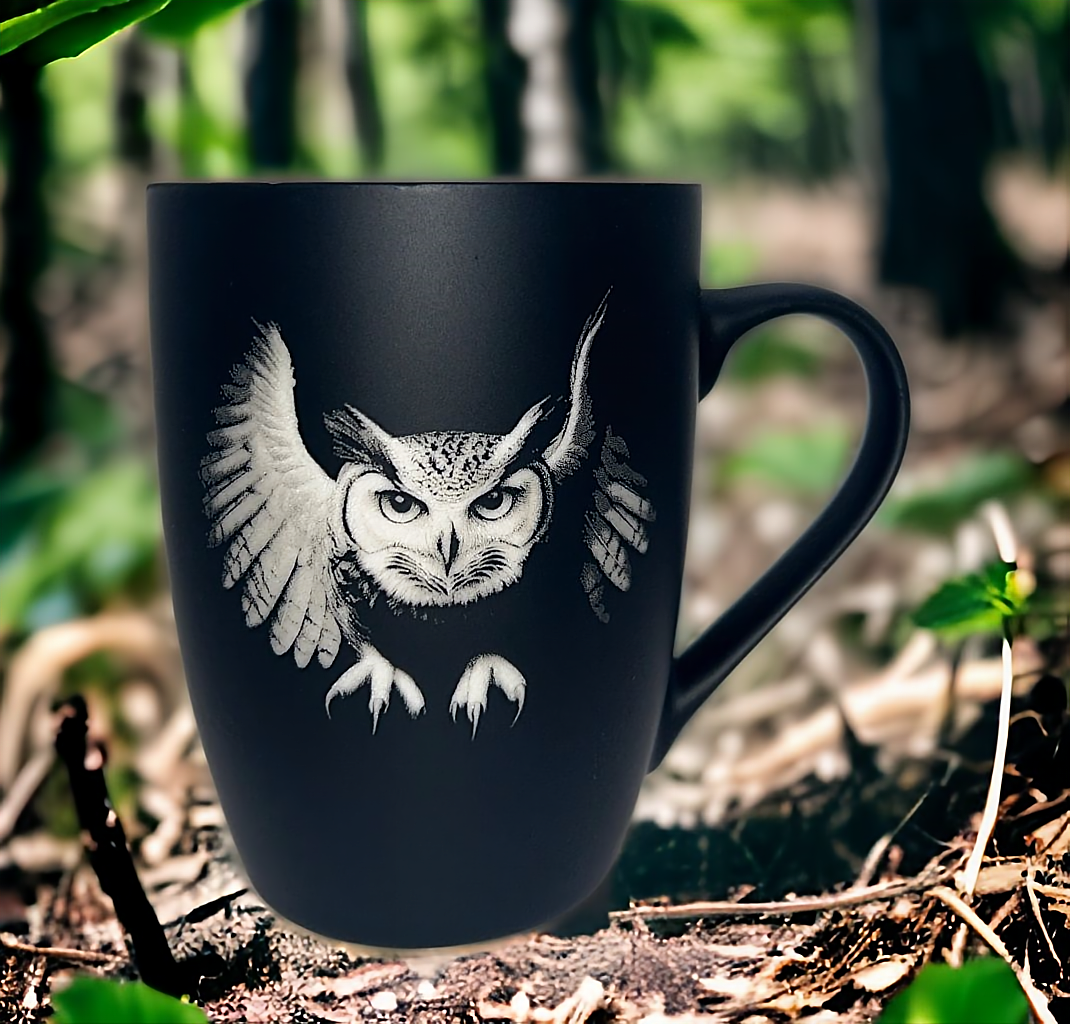 Tasse mit Gravur/auf Wunsch auch mit Text/gummierte Oberfläche/Farbe Schwarz/Porzellan/Personalisiert/Geschenk/mit Verschiedenen-Motiven in Geschenkverpackung/ Hobby