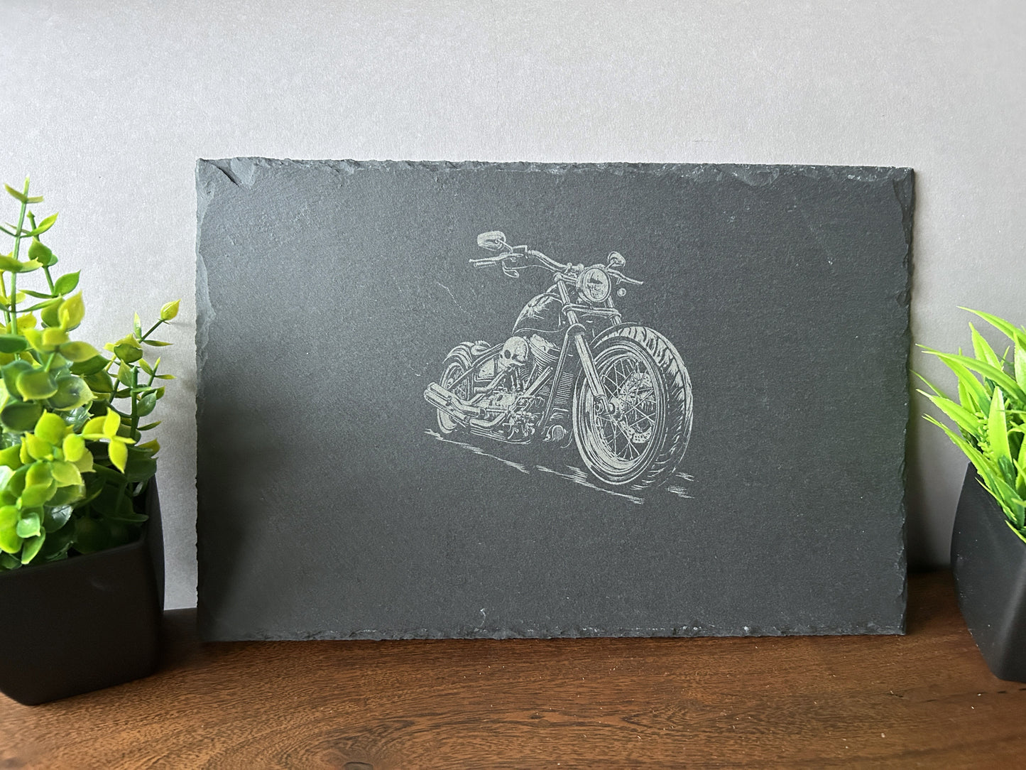 WAS Germany  Naturschiefer-Servierplatte, mit Motorrad Motiv, Schiefertafel personalisierbar mit Gravur 30 × 20 x 0,6 cm, Rechteckig,  für Käse, Sushi und Antipasti