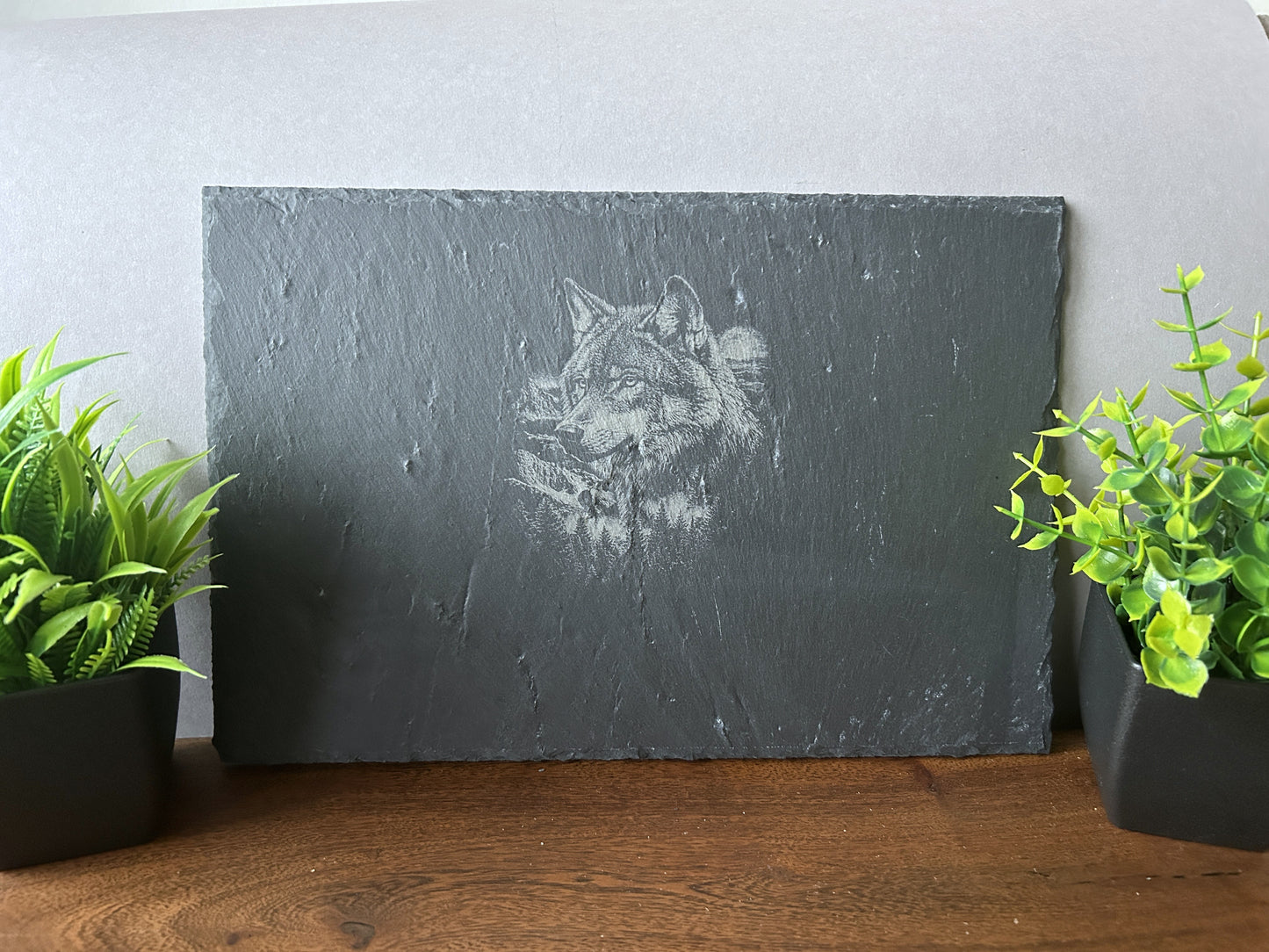 WAS Germany  Naturschiefer-Servierplatte, mit Wolf Motiv, Schiefertafel personalisierbar mit Gravur 30 × 20 x 0,6 cm,   für Käse, Sushi und Antipasti