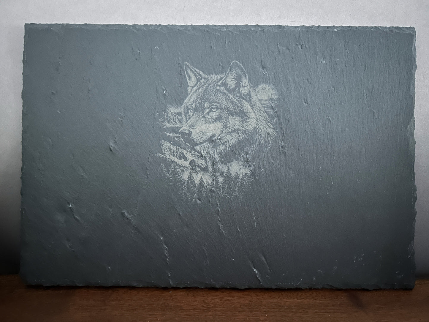 WAS Germany  Naturschiefer-Servierplatte, mit Wolf Motiv, Schiefertafel personalisierbar mit Gravur 30 × 20 x 0,6 cm,   für Käse, Sushi und Antipasti