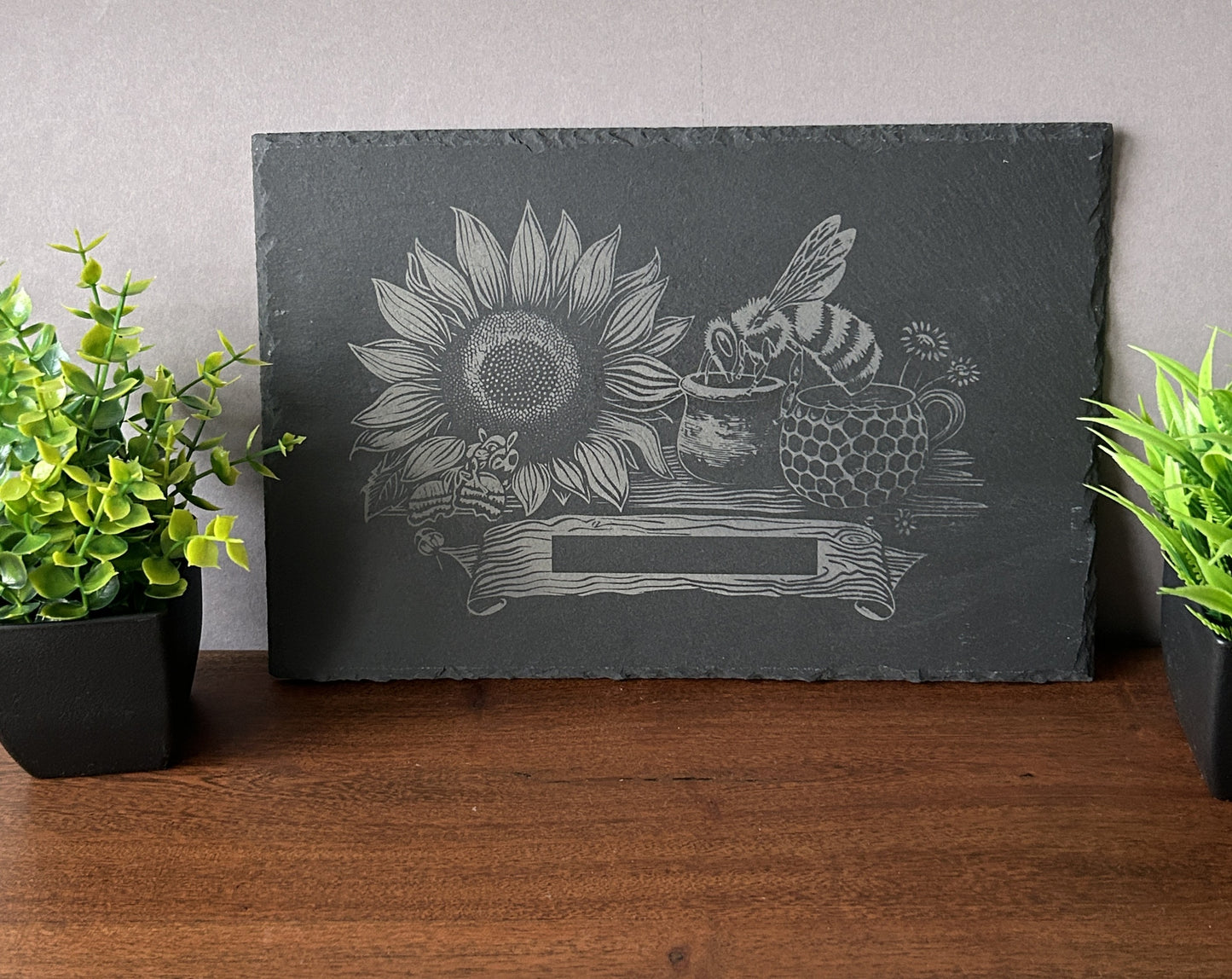 WAS Germany  Naturschiefer-Servierplatte, mit Biene und Sonnenblume, Schiefertafel personalisierbar mit Gravur 30 × 20 x 0,6 cm,   für Käse, Sushi und Antipasti