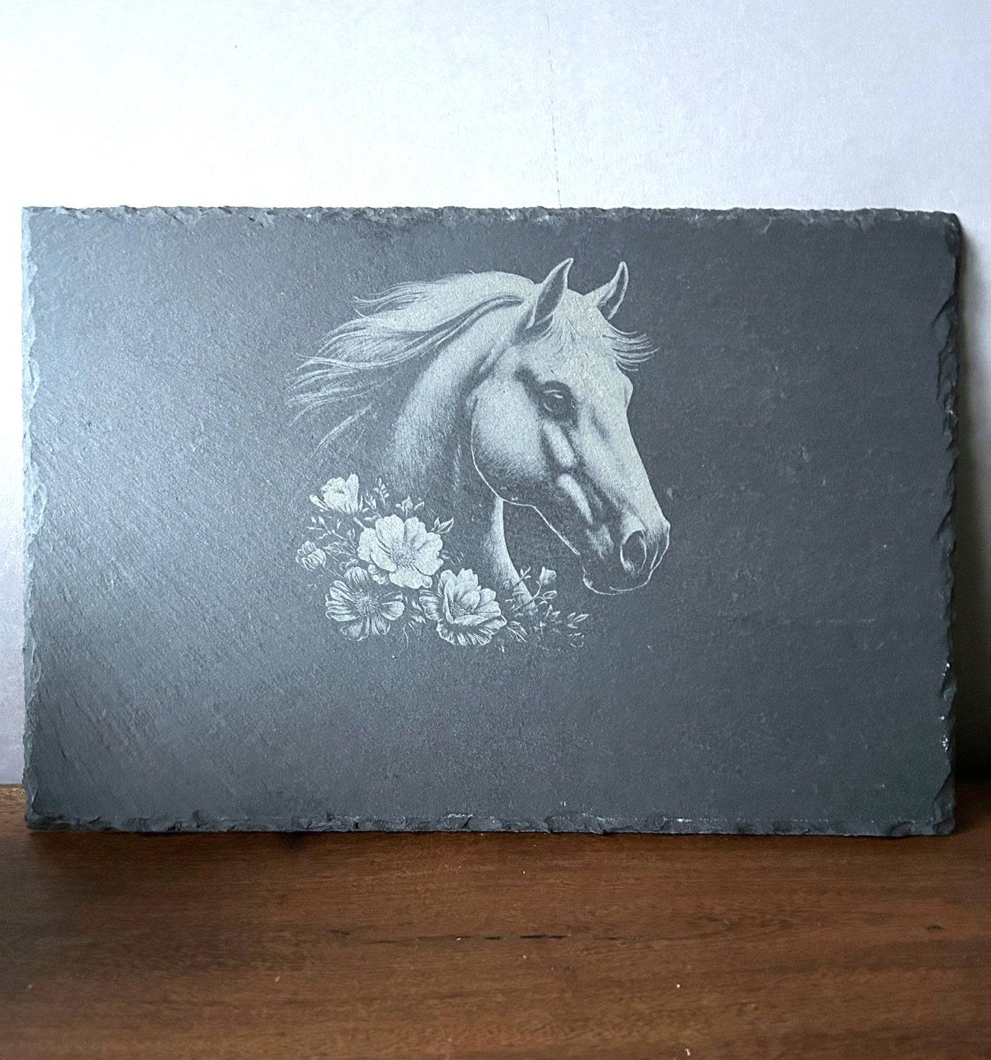 WAS Germany  Naturschiefer-Servierplatte, mit Pferd - Blumen-Motiv, Schiefertafel personalisierbar mit Gravur 30 × 20 x 0,6 cm, Rechteckig,  für Käse, Sushi und Antipasti