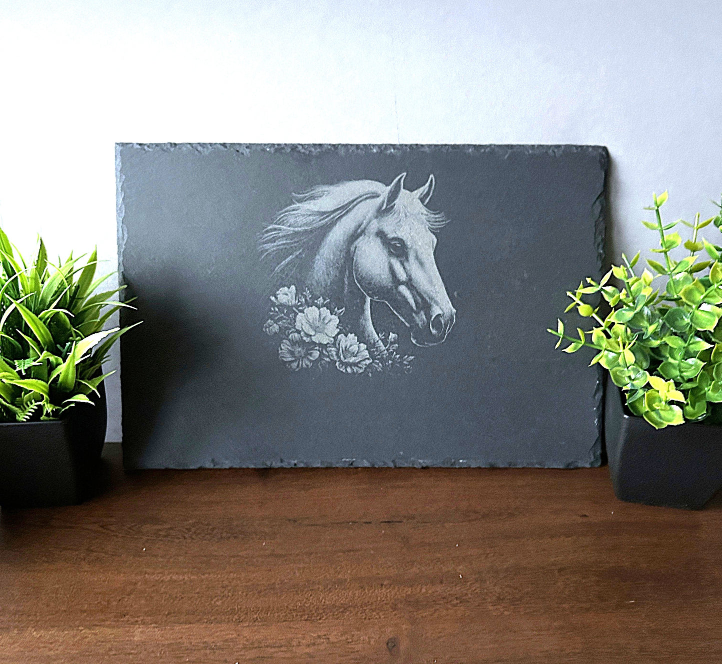 WAS Germany  Naturschiefer-Servierplatte, mit Pferd - Blumen-Motiv, Schiefertafel personalisierbar mit Gravur 30 × 20 x 0,6 cm, Rechteckig,  für Käse, Sushi und Antipasti