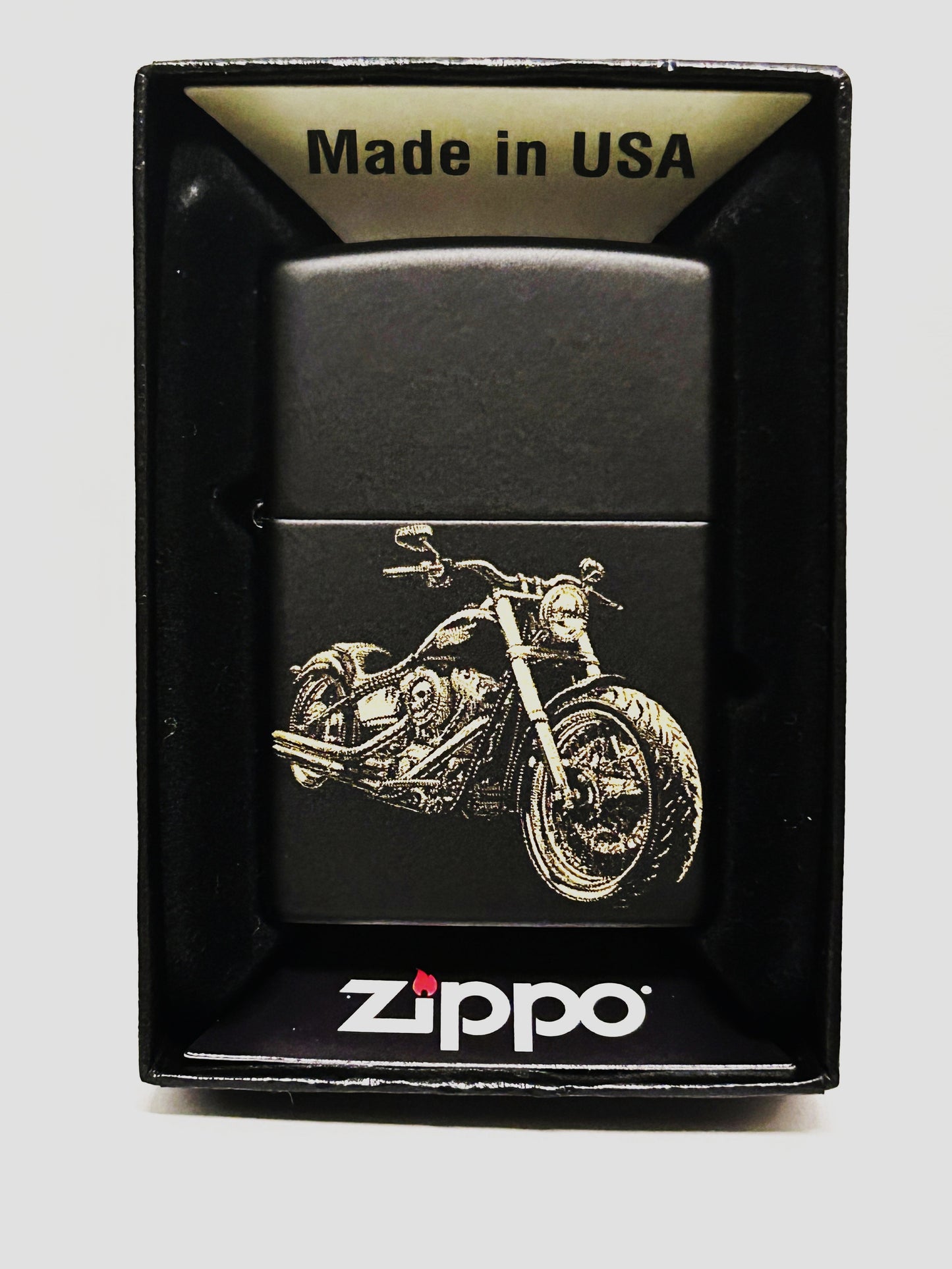 Feuerzeug mit Motorrad-Gravur, Schwarz Matt, Metall, Personalisierbar, Nachfüllbar, 5,7 x 3,9 x 1,3 cm