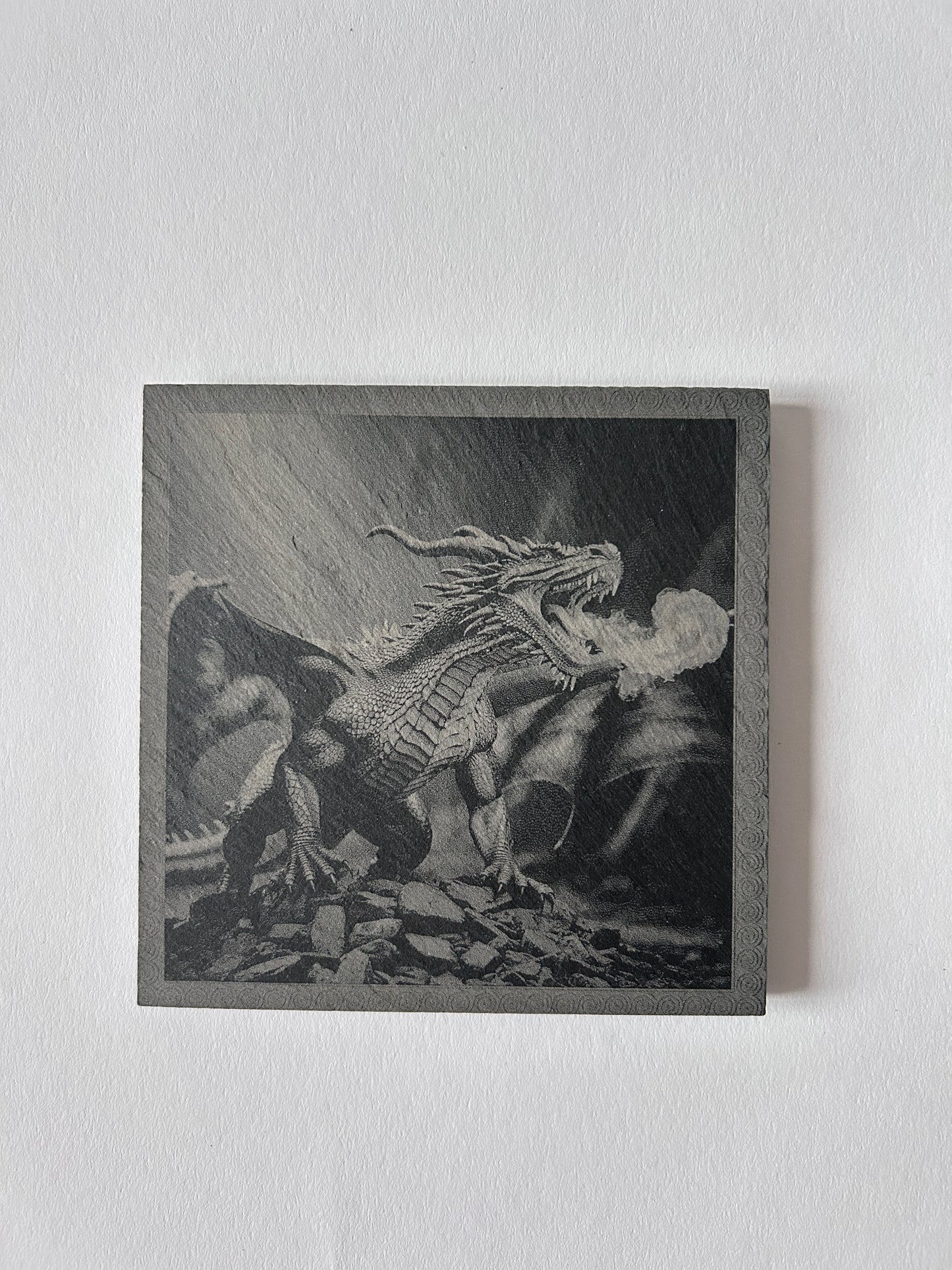 Schieferuntersetzer mit Drachen Gravur, Naturschiefer, Quadratisch, 10 x 10 cm, Schwarz-grau, 4er-Set, Dekorative Drachenmotive, Glatte Kanten