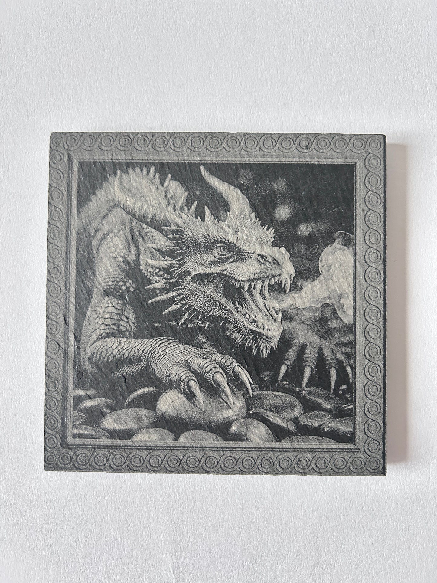 Schieferuntersetzer mit Drachen Gravur, Naturschiefer, Quadratisch, 10 x 10 cm, Schwarz-grau, 4er-Set, Dekorative Drachenmotive, Glatte Kanten