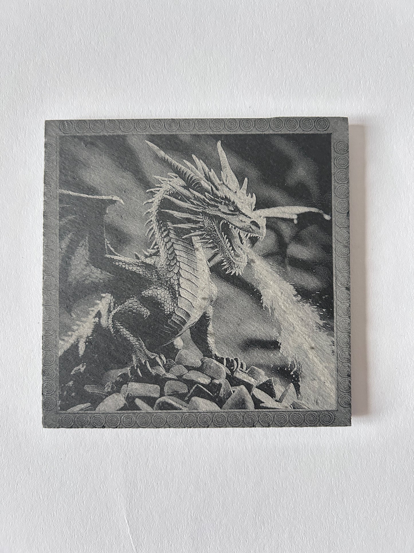 Schieferuntersetzer mit Drachen Gravur, Naturschiefer, Quadratisch, 10 x 10 cm, Schwarz-grau, 4er-Set, Dekorative Drachenmotive, Glatte Kanten