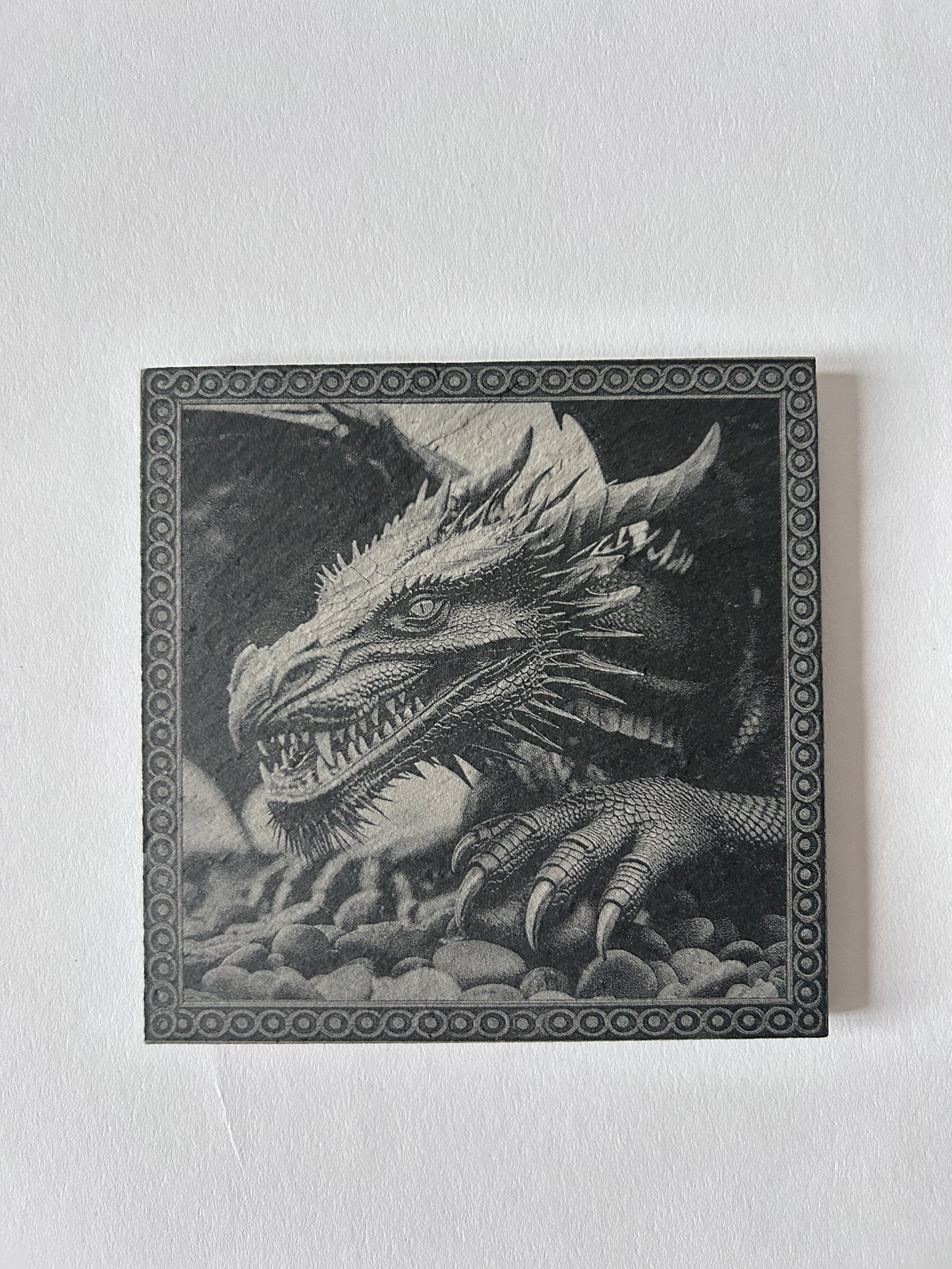 Schieferuntersetzer mit Drachen Gravur, Naturschiefer, Quadratisch, 10 x 10 cm, Schwarz-grau, 4er-Set, Dekorative Drachenmotive, Glatte Kanten