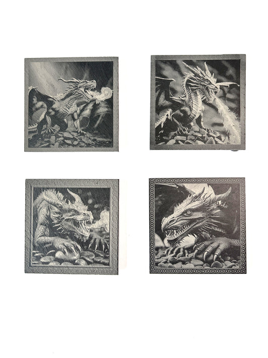 Schieferuntersetzer mit Drachen Gravur, Naturschiefer, Quadratisch, 10 x 10 cm, Schwarz-grau, 4er-Set, Dekorative Drachenmotive, Glatte Kanten