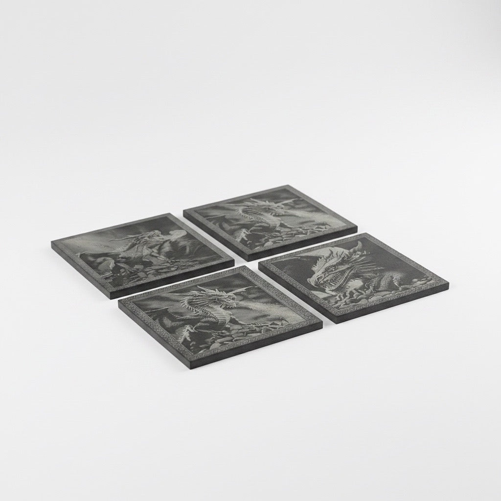 Schieferuntersetzer mit Drachen Gravur, Naturschiefer, Quadratisch, 10 x 10 cm, Schwarz-grau, 4er-Set, Dekorative Drachenmotive, Glatte Kanten