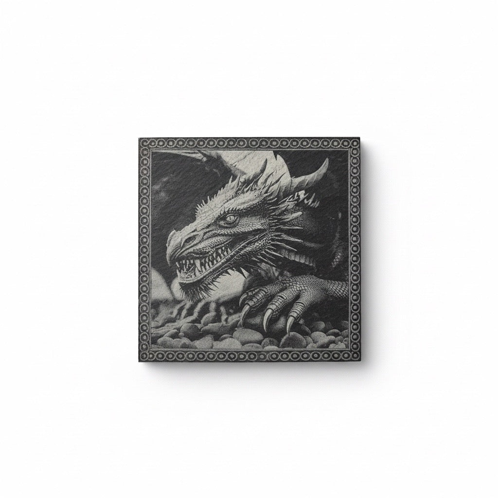 Schieferuntersetzer mit Drachen Gravur, Naturschiefer, Quadratisch, 10 x 10 cm, Schwarz-grau, 4er-Set, Dekorative Drachenmotive, Glatte Kanten
