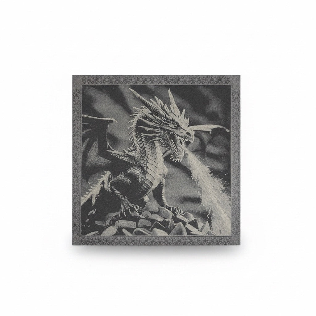 Schieferuntersetzer mit Drachen Gravur, Naturschiefer, Quadratisch, 10 x 10 cm, Schwarz-grau, 4er-Set, Dekorative Drachenmotive, Glatte Kanten