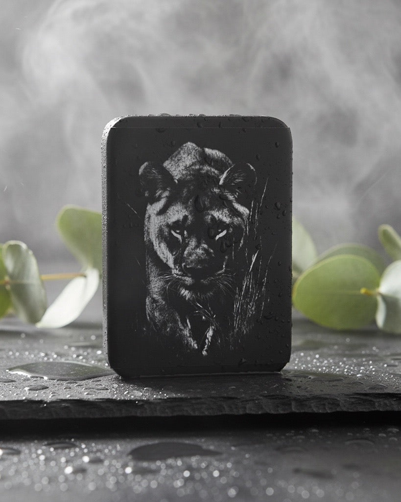 Nathan Metalldose mit Spielkarten, Schwarz, mit verschiedenen Motiven Lasergravur, Rechteckig, 9.5 x 6.5 x 3 cm, Geschenk