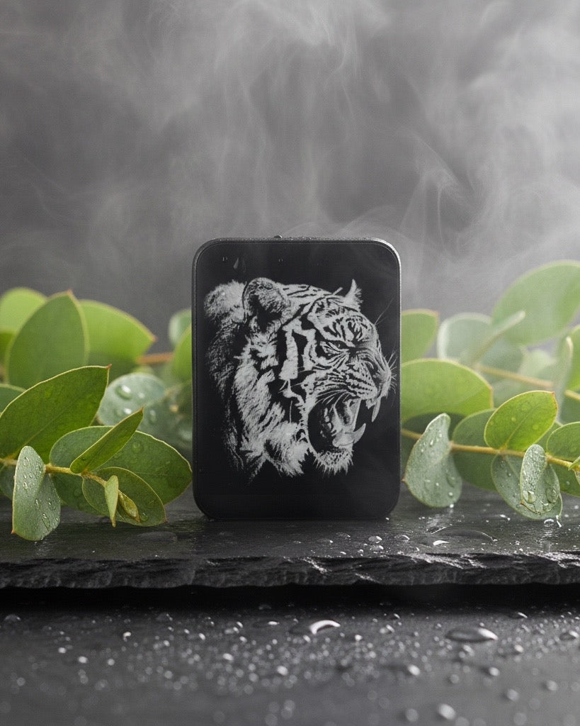 Nathan Metalldose mit Spielkarten, Schwarz, mit verschiedenen Motiven Lasergravur, Rechteckig, 9.5 x 6.5 x 3 cm, Geschenk