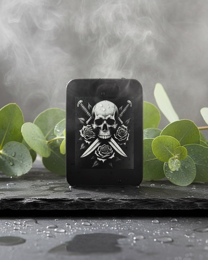 Nathan Metalldose mit Spielkarten, Schwarz, mit verschiedenen Motiven Lasergravur, Rechteckig, 9.5 x 6.5 x 3 cm, Geschenk