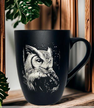 Tasse mit Gravur/auf Wunsch auch mit Text/gummierte Oberfläche/Farbe Schwarz/Porzellan/Personalisiert/Geschenk/mit Verschiedenen-Motiven in Geschenkverpackung/ Hobby